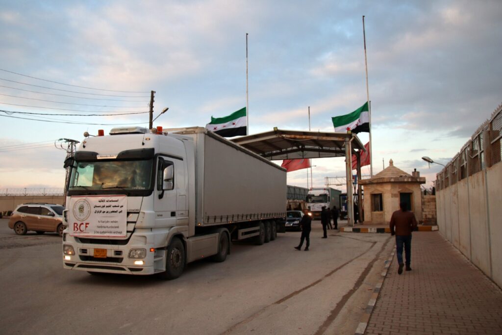 Gobierno de Siria permite que sus enemigos rebeldes reciban ayuda internacional