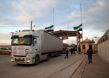 349 / 5.000 Resultados de traducción Resultado de traducción Un convoy de camiones que llevan ayuda humanitaria a las víctimas del terremoto, enviado por una organización benéfica kurda, ingresa a Siria a través del cruce de Bab al-Salama controlado por la oposición con Turquía en la provincia norteña de Alepo el 10 de febrero de 2023. - El temblor de magnitud 7,8, se ha cobrado la vida de unas 22.000 personas en Turquía y Siria. (Foto por - / AFP)