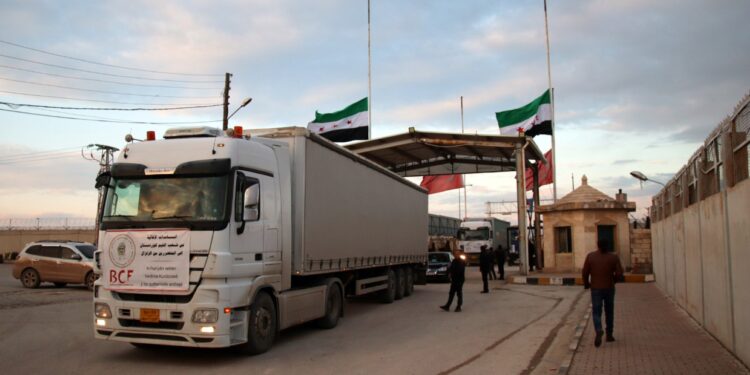 349 / 5.000 Resultados de traducción Resultado de traducción Un convoy de camiones que llevan ayuda humanitaria a las víctimas del terremoto, enviado por una organización benéfica kurda, ingresa a Siria a través del cruce de Bab al-Salama controlado por la oposición con Turquía en la provincia norteña de Alepo el 10 de febrero de 2023. - El temblor de magnitud 7,8, se ha cobrado la vida de unas 22.000 personas en Turquía y Siria. (Foto por - / AFP)