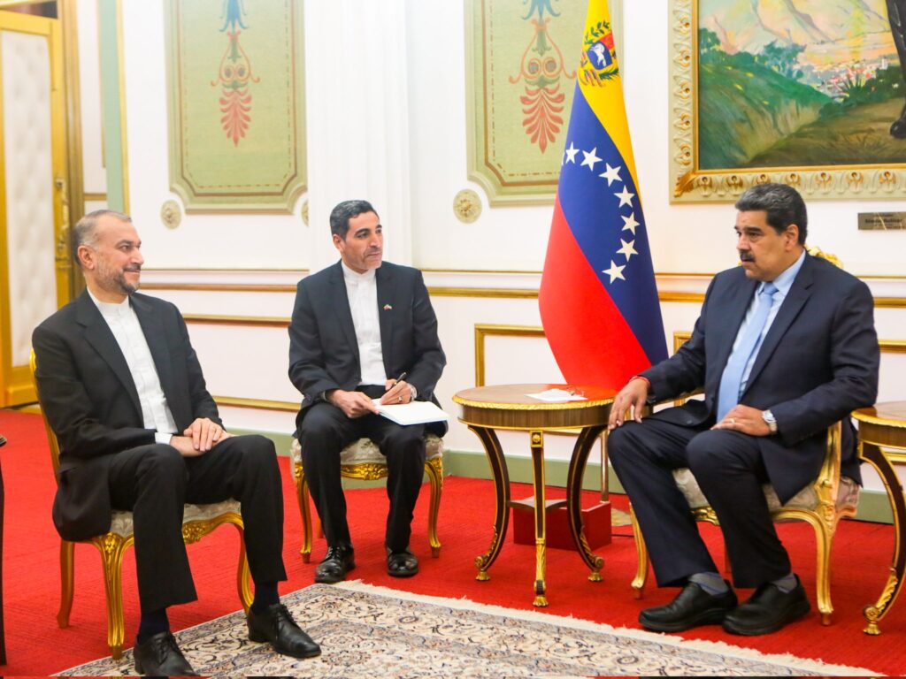 Maduro y canciller iraní discuten sobre «defensa»  ante «presiones externas» 