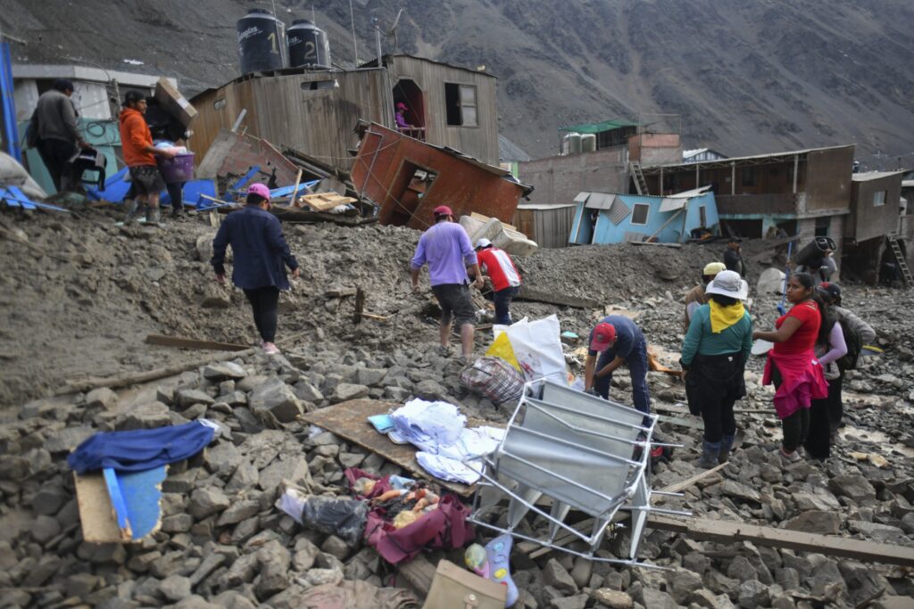 <strong>Deslaves en Perú dejan al menos 15 muertos y temores de más sepultados</strong>