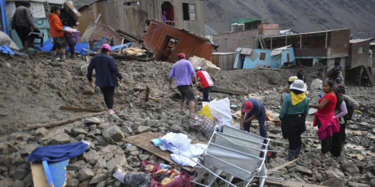Residentes del aislado pueblo de Camaná, 840 kilómetros al sur de Lima, caminan entre los escombros que dejó un deslizamiento de tierra en Perú el 6 de febrero de 2023. Los deslizamientos de tierra en el sur de Perú han dejado al menos 15 muertos, 20 heridos y dos desaparecidos, dijeron las autoridades. el lunes, advirtiendo que el número de víctimas del desastre podría aumentar. "El número de muertos hasta el momento asciende a 15", informó la dirección del Instituto Nacional de Defensa Civil en la región de Arequipa, donde el domingo comenzaron deslizamientos de lodo y rocas producto de las lluvias torrenciales. (Foto de Diego Ramos / AFP)
