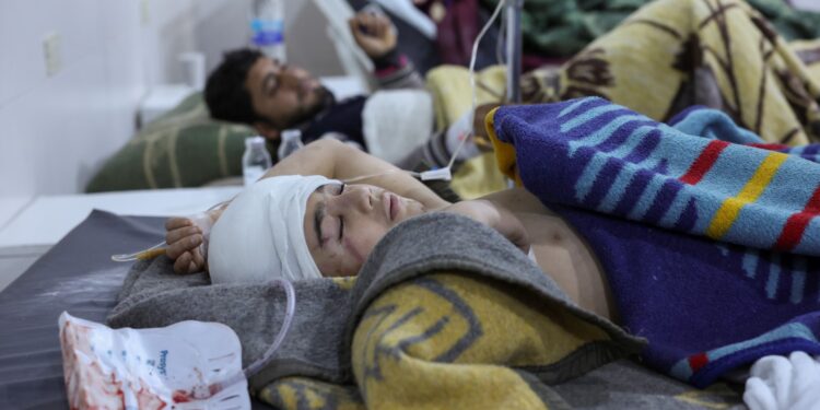 Las personas heridas en un terremoto matutino reciben tratamiento en el hospital al-Rahma en la ciudad siria de Darkush, en las afueras de la provincia noroccidental de Idlib, controlada por los rebeldes, el 6 de febrero de 2023. - Un terremoto de magnitud 7,8 sacudió Turquía y Siria en febrero. 6, matando a cientos de personas mientras dormían, derribando edificios y enviando temblores que se sintieron tan lejos como la isla de Chipre y Egipto. (Foto de OMAR HAJ KADOUR / AFP)