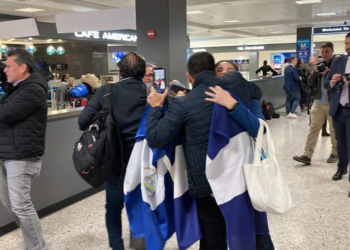 Familiares de presos políticos desterrados esperan su llegada en aeropuerto de Washington