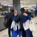Familiares de presos políticos desterrados esperan su llegada en aeropuerto de Washington