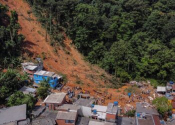 Vista aérea que muestra a los rescatistas en el camino de destrucción dejado por un deslizamiento de tierra después de una lluvia torrencial en el distrito de Barra do Sahy en Sao Sebastiao, estado de Sao Paulo, Brasil, el 21 de febrero de 2023.
