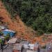 Vista aérea que muestra a los rescatistas en el camino de destrucción dejado por un deslizamiento de tierra después de una lluvia torrencial en el distrito de Barra do Sahy en Sao Sebastiao, estado de Sao Paulo, Brasil, el 21 de febrero de 2023.