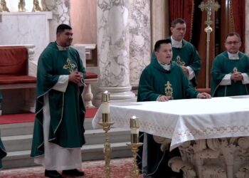Sacerdote Erick Díaz celebra misa en EEUU por monseñor Álvarez y excarcelados políticos