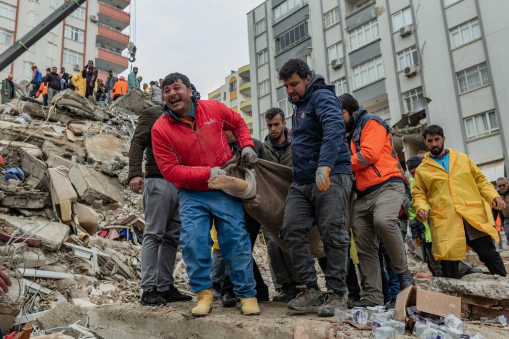 (Fotos) Terremoto en Turquía y Siria deja más de 2.300 muertos