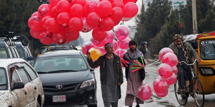 Los vendedores afganos que venden globos esperan a los clientes a lo largo de una calle con motivo del Día de San Valentín en Mazar-i-Shrif el 14 de febrero de 2023. - El Día de San Valentín nunca se ha celebrado ampliamente en Afganistán, algunos residentes acomodados en las ciudades han desarrollado una tradición. de conmemorar el día de los enamorados en los últimos años. (Foto de Atif ARYAN / AFP)