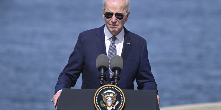 Biden busca luchar contra circulación de armas en EEUU