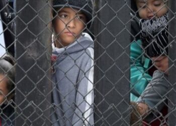 Encuentran más de 100 niños migrantes abandonados en un trailer rumbo a EEUU