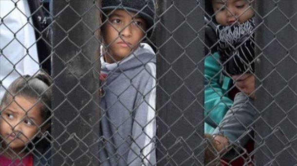 Encuentran más de 100 niños migrantes abandonados en un trailer rumbo a EEUU