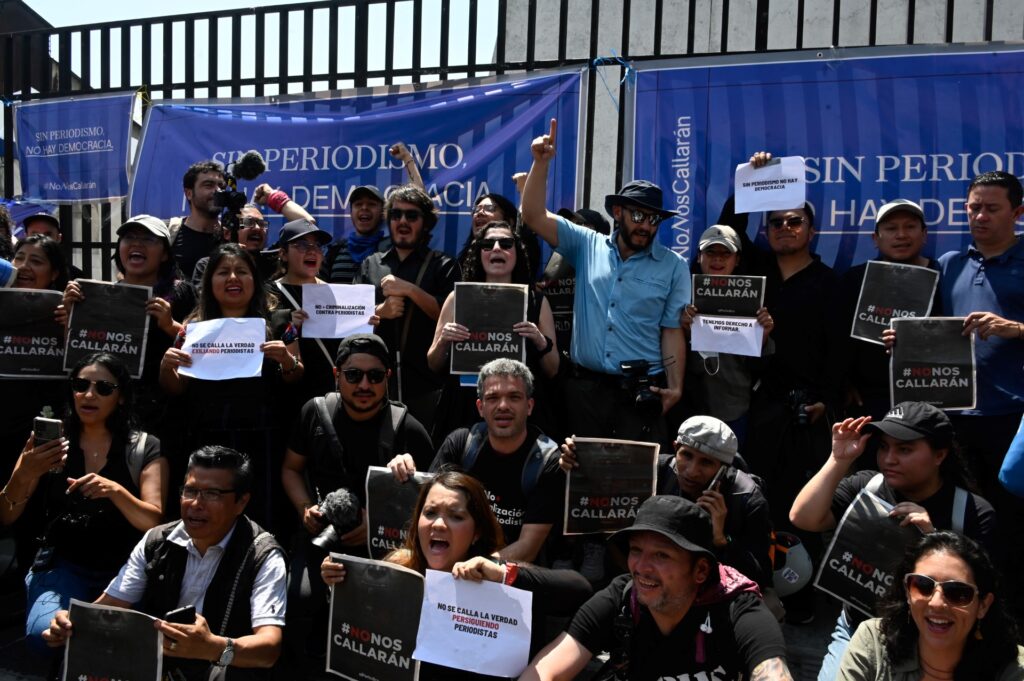 Periodistas y miembros de la sociedad civil guatemalteca participan en una sentada contra la amenaza a la libertad de expresión y el enjuiciamiento penal de comunicadores, frente a un tribunal en la ciudad de Guatemala el 4 de marzo de 2023.