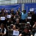 Periodistas y miembros de la sociedad civil guatemalteca participan en una sentada contra la amenaza a la libertad de expresión y el enjuiciamiento penal de comunicadores, frente a un tribunal en la ciudad de Guatemala el 4 de marzo de 2023.