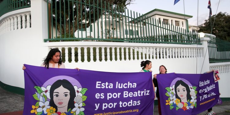 Las mujeres asisten a una vigilia en memoria de Beatriz antes de la audiencia en la Corte Interamericana de Derechos Humanos (CIDH) que critica a El Salvador por negarle un aborto a pesar de que los médicos sabían que estaba embarazada de un feto no viable que corría gran riesgo.