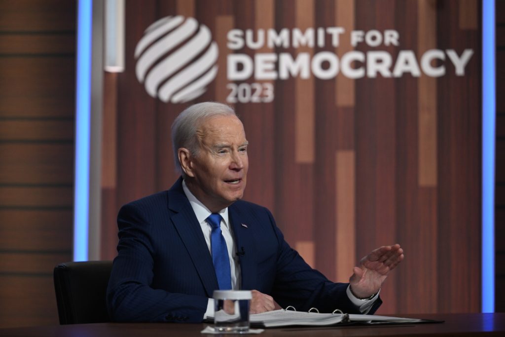 Biden ve un «punto de inflexión» para la democracia en el mundo