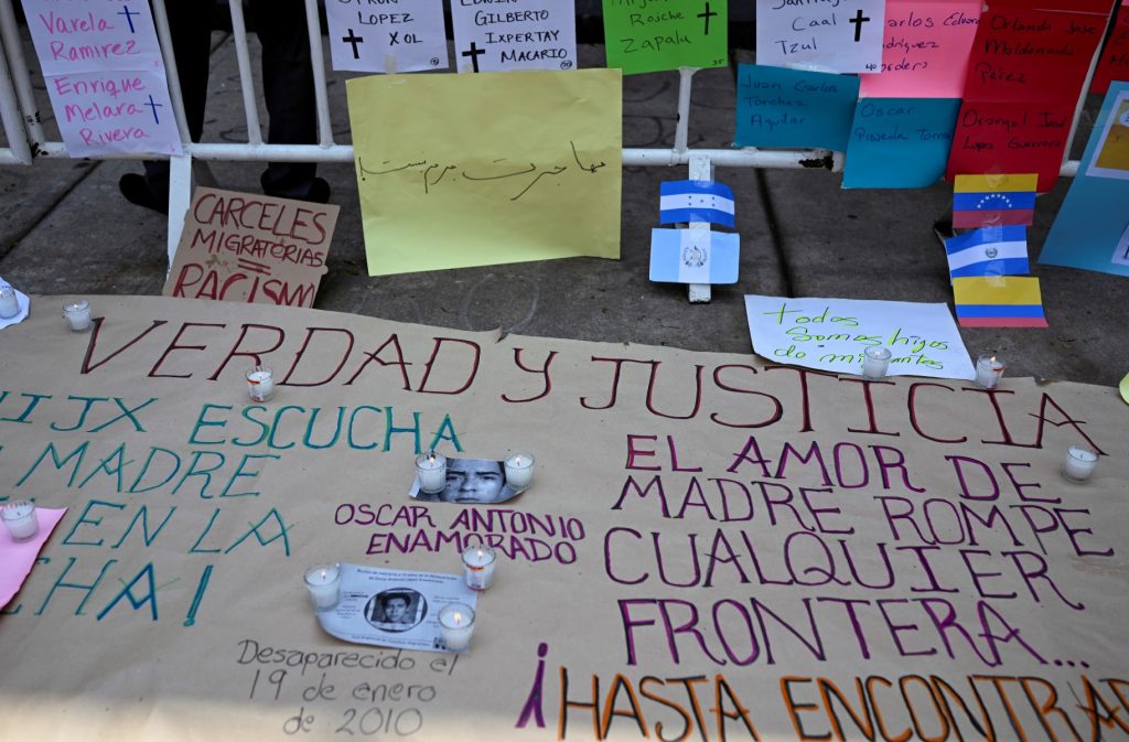 Migrantes viven horas de angustia por saber suerte de familiares tras mortal incendio