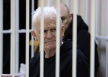En esta foto de archivo tomada el 5 de enero de 2023, el ganador del Premio Nobel Ales Bialiatski se ve en la jaula de los acusados en la sala del tribunal al comienzo de la audiencia en Minsk.
