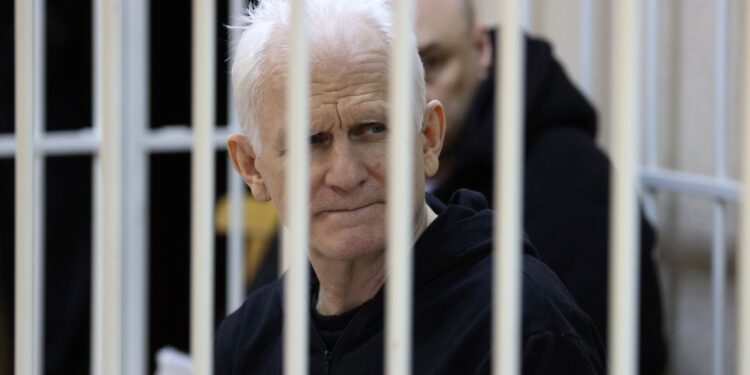 En esta foto de archivo tomada el 5 de enero de 2023, el ganador del Premio Nobel Ales Bialiatski se ve en la jaula de los acusados en la sala del tribunal al comienzo de la audiencia en Minsk.