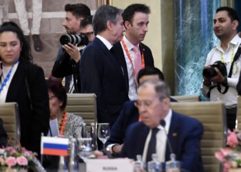 El secretario de Estado de EE. UU., Antony Blinken (arriba C), pasa junto al ministro de Relaciones Exteriores de Rusia, Sergei Lavrov (abajo), durante la reunión de ministros de Relaciones Exteriores del G20 en Nueva Delhi el 2 de marzo de 2023. (Foto de OLIVIER DOULIERY / POOL / AFP)