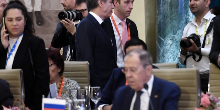 El secretario de Estado de EE. UU., Antony Blinken (arriba C), pasa junto al ministro de Relaciones Exteriores de Rusia, Sergei Lavrov (abajo), durante la reunión de ministros de Relaciones Exteriores del G20 en Nueva Delhi el 2 de marzo de 2023. (Foto de OLIVIER DOULIERY / POOL / AFP)