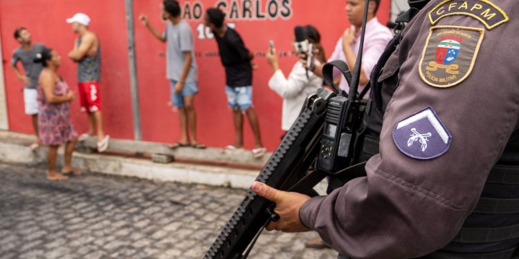 Un oficial de policía monta guardia en una calle de Natal, estado de Rio Grande do Norte, Brasil, el 16 de marzo de 2023.