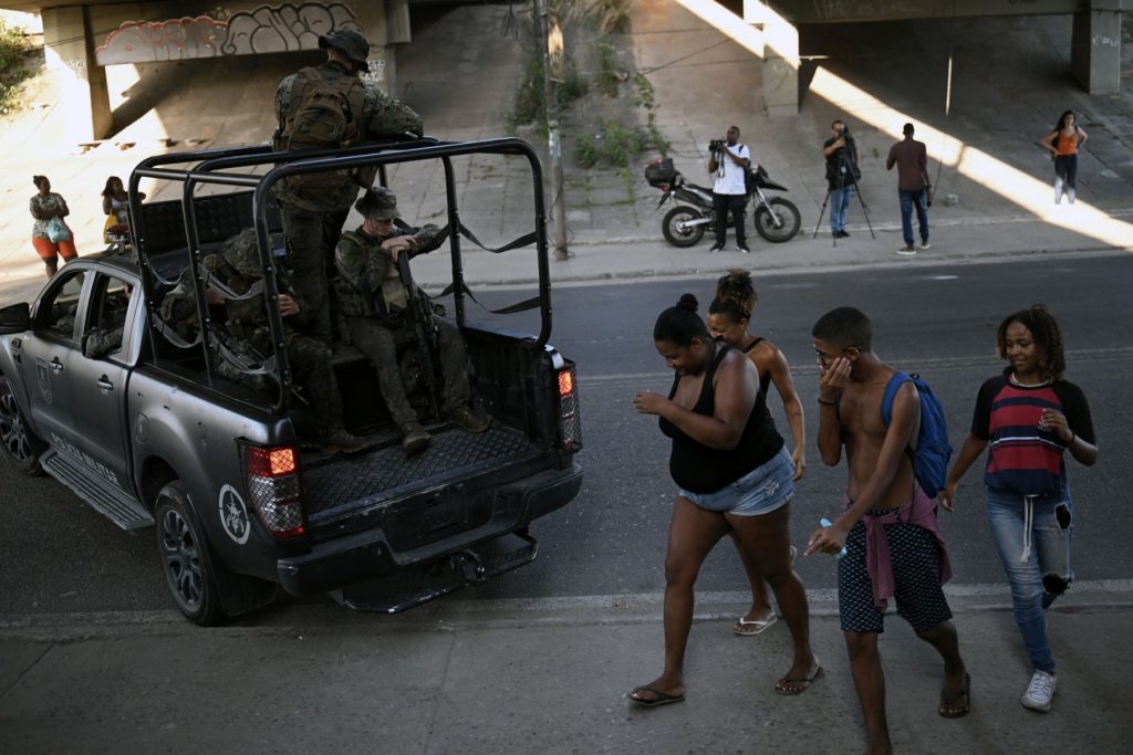 Tiroteo entre pandillas y fuerzas armadas deja 13 muertos en favela de Brasil