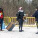 Un oficial habla con los migrantes cuando llegan al cruce fronterizo de Roxham Road en Roxham, Quebec, Canadá, el 2 de marzo de 2023. - En 2022, el número de solicitantes de asilo que cruzaron a Quebec por esta carretera superó los 39.000, duplicando el récord anterior. de 2017. (Foto de Sebastien ST-JEAN / AFP)