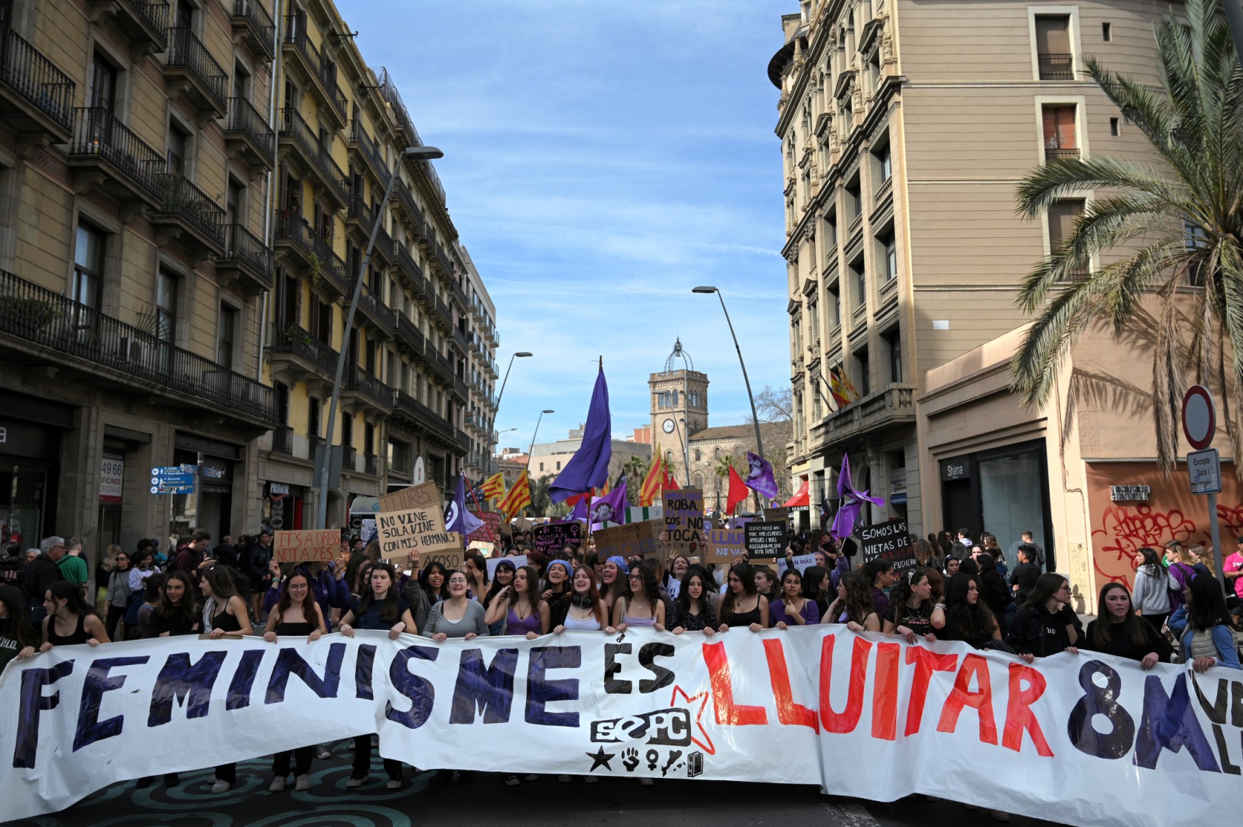 Mujeres de todo el mundo se manifiestan en las calles para defender sus ...