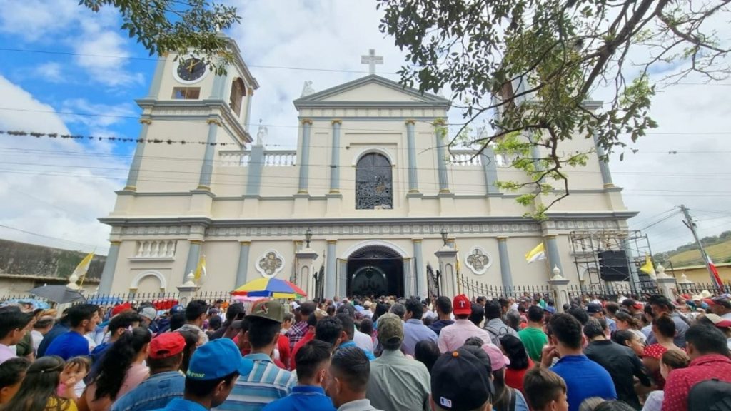 Feligreses abarrotan misa en honor al fray Odorico D’Andrea pese a la prohibición del régimen de Ortega