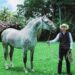 Desde que tenía cinco años de edad se apasionó por el mundo de los caballos y hoy con 32, ya hace historia en los campos ecuestres.