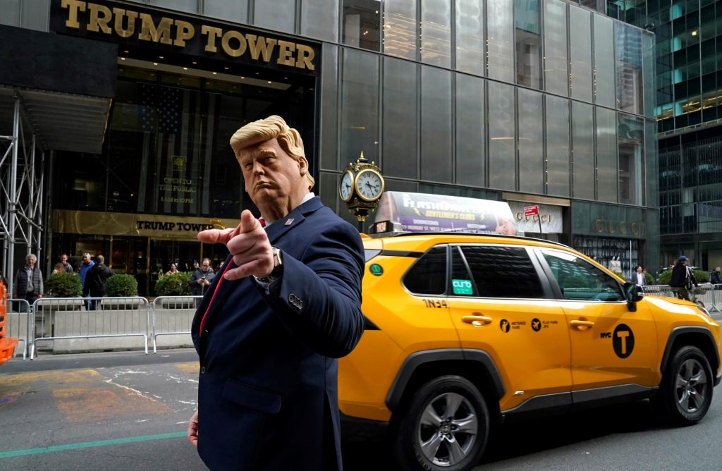Retrasan el juicio en el que podrían presentar cargos contra Donald Trump