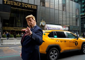 El imitador del expresidente de los Estados Unidos, Donald Trump, Neil Greenfield, hace gestos frente a la Torre Trump en la ciudad de Nueva York el 22 de marzo de 2023. - Con barricadas instaladas cerca de la Torre Trump y la policía en alerta máxima, Nueva York estaba conteniendo la respiración el 22 de marzo de 2023 por la probable acusación de Donald Trump, pero el momento seguía siendo incierto. (Foto de TIMOTEO A. CLARY / AFP)