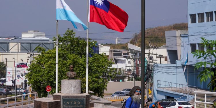 Las banderas nacionales de Honduras y Taiwán se ven en la Plaza de la República de China en Tegucigalpa el 15 de marzo de 2023.