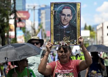 Fieles católicos marchan en el 43 aniversario del asesinato del arzobispo salvadoreño, san Óscar Arnulfo Romero (1917-1980), en San Salvador, el 24 de marzo de 2023. (Foto de Marvin RECINOS / AFP)