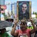 Fieles católicos marchan en el 43 aniversario del asesinato del arzobispo salvadoreño, san Óscar Arnulfo Romero (1917-1980), en San Salvador, el 24 de marzo de 2023. (Foto de Marvin RECINOS / AFP)