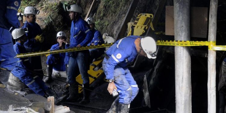Al menos 11 muertos y 10 atrapados por explosión en mina de carbón en Colombia