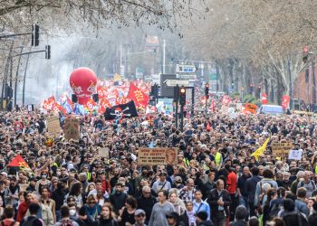 Los manifestantes asisten a una manifestación, una semana después de que el gobierno impulsara una reforma de las pensiones en el parlamento sin votación, utilizando el artículo 49.3 de la constitución, en Toulouse, suroeste de Francia, el 23 de marzo de 2023. - Unos 1,089 millones de manifestantes participaron en manifestaciones en Francia el 23 de marzo de 2023, contra la reforma de pensiones del presidente, dijo el Ministerio del Interior, con 119.000 marchando solo en París. (Foto por Charly TRIBALLEAU / AFP)