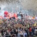 Los manifestantes asisten a una manifestación, una semana después de que el gobierno impulsara una reforma de las pensiones en el parlamento sin votación, utilizando el artículo 49.3 de la constitución, en Toulouse, suroeste de Francia, el 23 de marzo de 2023. - Unos 1,089 millones de manifestantes participaron en manifestaciones en Francia el 23 de marzo de 2023, contra la reforma de pensiones del presidente, dijo el Ministerio del Interior, con 119.000 marchando solo en París. (Foto por Charly TRIBALLEAU / AFP)