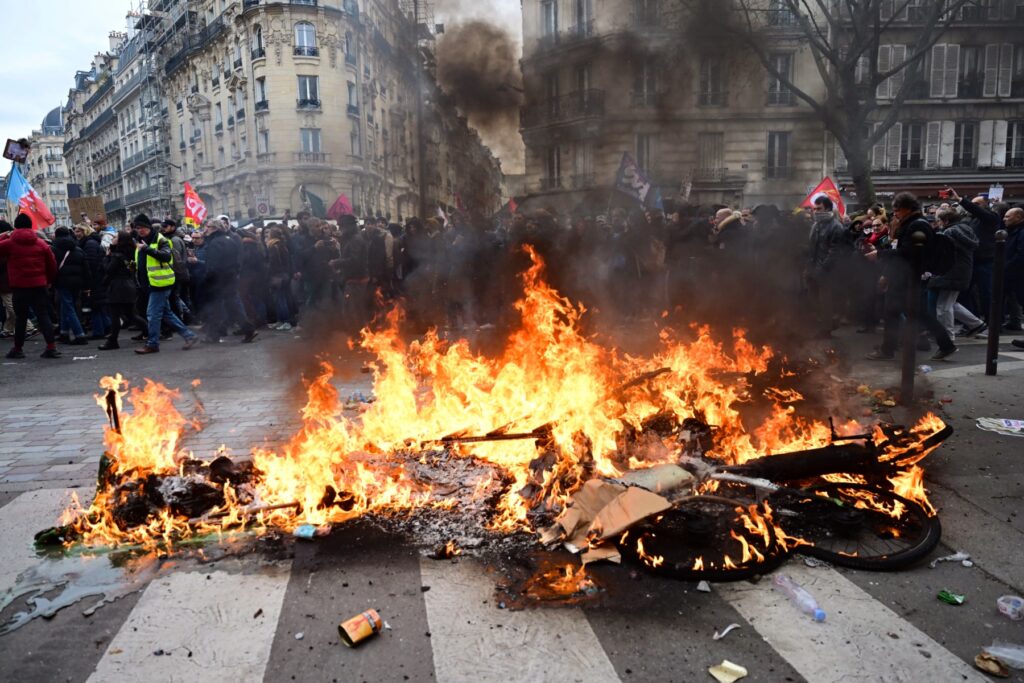 Nuevos enfrentamientos en Francia durante protestas contra reformas de Macron
