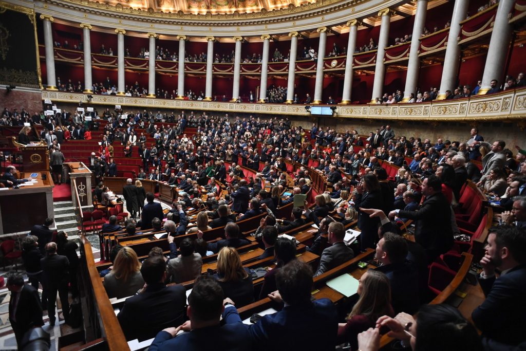 Gobierno francés aprueba las reformas de las pensiones sin el voto de diputados