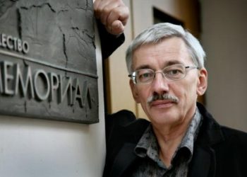 Rusia arresta y acusa al director de una ONG por "desacreditar" al Ejército