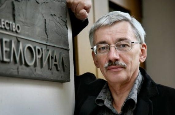 Rusia arresta y acusa al director de una ONG por "desacreditar" al Ejército