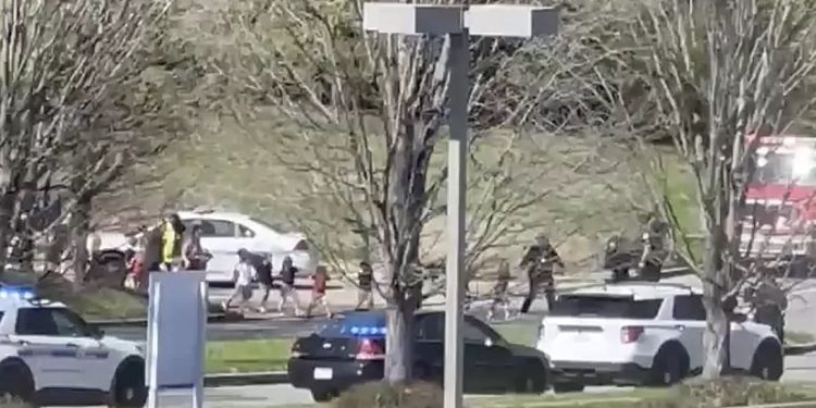 Mujer en tiroteo mata 3 niños y 3 adultos en un colegio en EEUU