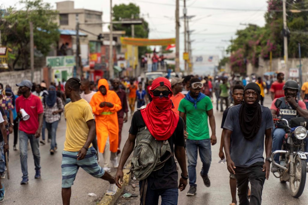 Los manifestantes protestan para rechazar una fuerza militar internacional solicitada por el gobierno en Port-au-Prince, Haití, el 24 de octubre de 2022. - El Consejo de Seguridad de las Naciones Unidas está considerando una intervención internacional en Haití para abrir un corredor de ayuda. (Foto de Richard Pierrin / AFP)