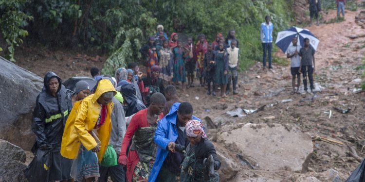 La gente sube una colina en Blantyre el 14 de marzo de 2023, tras la llegada del ciclón Freddy. - El ciclón Freddy, con fuertes vientos y lluvias torrenciales, mató a más de 100 personas en Malawi y Mozambique en su regreso al continente del sur de África, dijeron las autoridades el 13 de marzo de 2023.