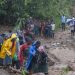 La gente sube una colina en Blantyre el 14 de marzo de 2023, tras la llegada del ciclón Freddy. - El ciclón Freddy, con fuertes vientos y lluvias torrenciales, mató a más de 100 personas en Malawi y Mozambique en su regreso al continente del sur de África, dijeron las autoridades el 13 de marzo de 2023.