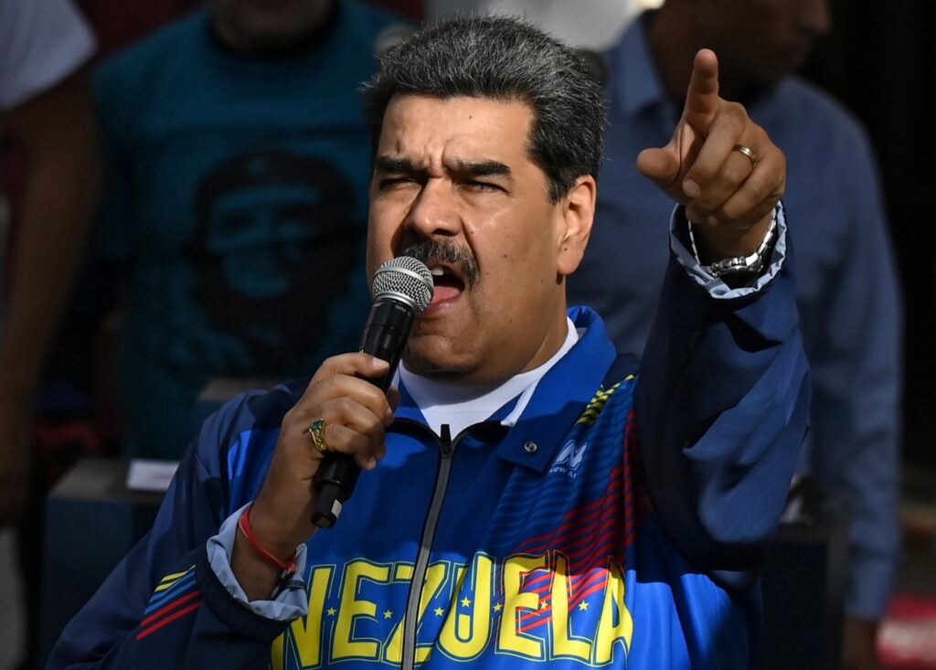 En esta foto de archivo tomada el 12 de febrero de 2023, el presidente de Venezuela, Nicolás Maduro, pronuncia un discurso durante una reunión para celebrar el Día Internacional de la Juventud en el Palacio Presidencial de Miraflores en Caracas.