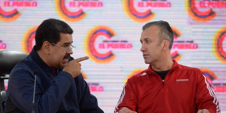 En esta foto de archivo tomada el 29 de mayo de 2017, el presidente de Venezuela, Nicolás Maduro (izquierda), habla con el vicepresidente Tareck El Aissami durante la juramentación de los miembros del comando de campaña para la asamblea constituyente.